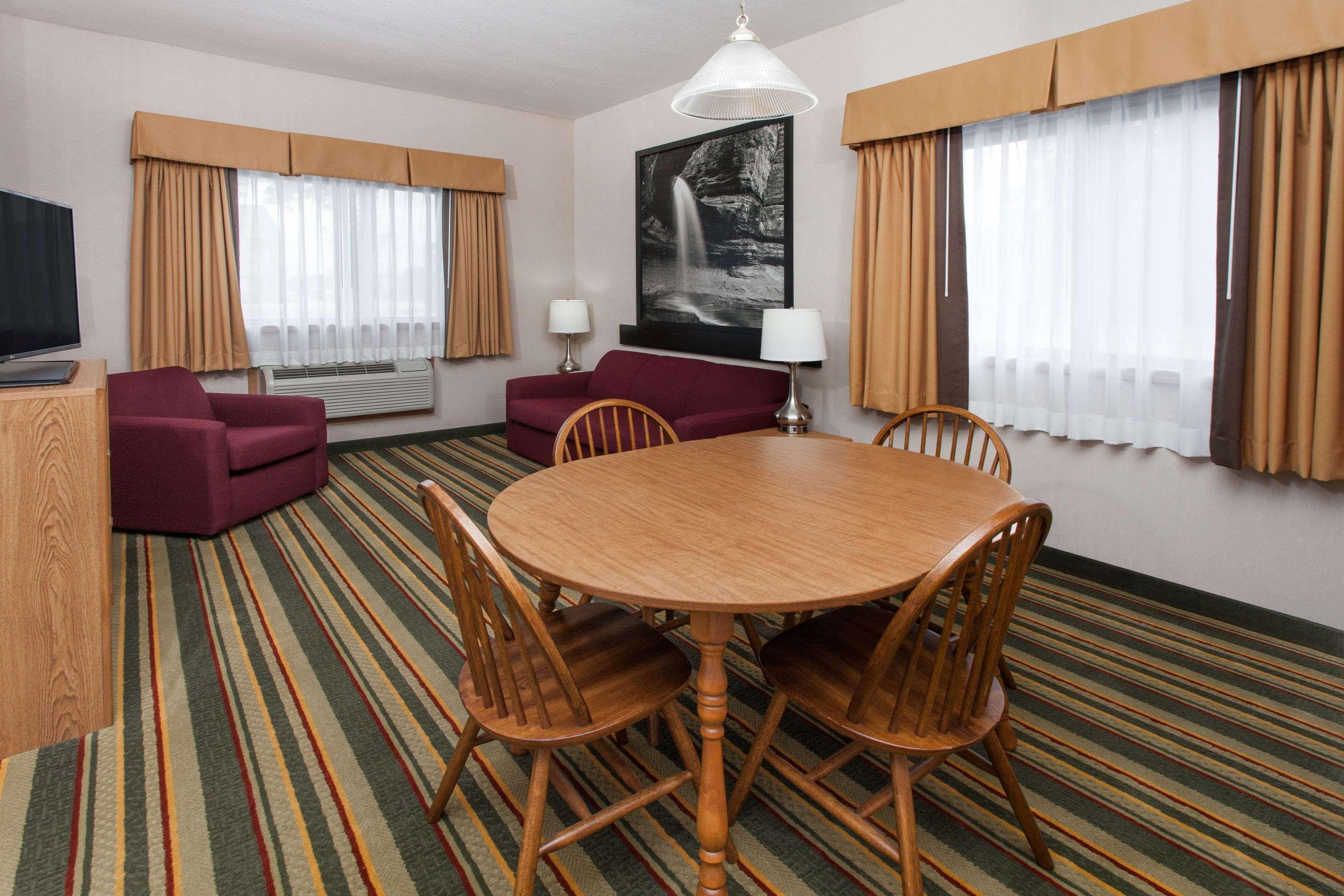Super 8 By Wyndham Ottawa Starved Rock Hotel Exterior foto